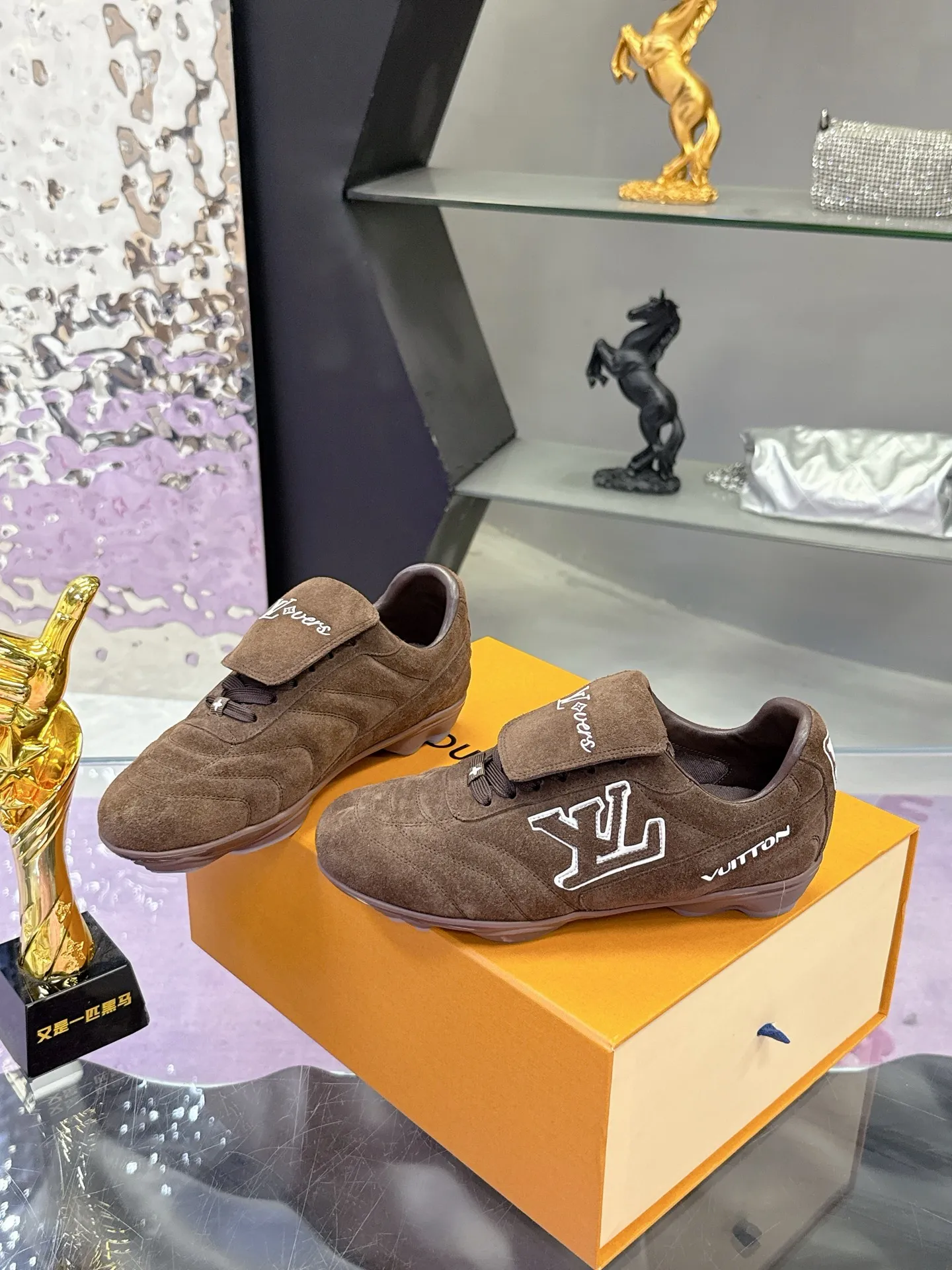 Factory price: 700💰 2025 new LV sneakers for couples, 🔥🔥🔥You will look fashionable when you wear them ❤️ LV football shoe series 💗 This Footprint Soccer sneaker was unveiled in the 2025 spring and summer series fashion show. It is the first sneaker designed by Pharrell Williams inspired by football shoes. The shoes are inspired by football, a sport that spans generations and cultures💎, echoing the theme of unity and universal participation in the 2025 spring and summer series fashion show. The shoe is known for its sleek design, with the dynamic IV Initials logo embellished on the side, the Lvers United emblem inspired by the football team on the tongue, and the sole patterned rubber sole decorated with multiple Louis Vuitton logos. Stylish and casual wear, a trend-setter in the fashion industry. Made of imported cowhide with full craftsmanship💓 Number of sizes (women’s 35-41, women’s 41 customized) (men’s 39-46, 45-46 customized)